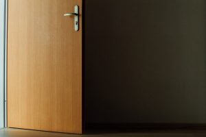 Vidaus durų, grindų ir baldų spalvų derinimas