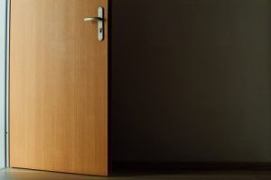 Vidaus durų, grindų ir baldų spalvų derinimas